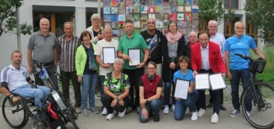 Bürgermeister Bernhard Uhl (3. von rechts) freut sich zusammen mit den Vertreterinnen und Vertretern der einzelnen STADTRADEL-Teams über die erfolgreichen Platzierungen./Foto Markt Zusmarshausen (Bild vergrößern)
