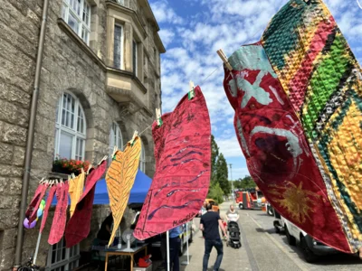 bemalte Blüthenblätter beim Rathausfest 2025 I Foto: Martin Ferch (Bild vergrößern)