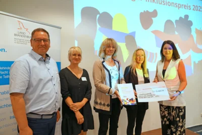 Sozialkoordinator Michael Schäffer, Eileen Klamberg vom Bereich Frühförderung der Gemeinde, Behindertenbeauftragte Nadja Bahro, Bildungsamtsleiterin Daniela Meyer-Kuntzsch sowie Britta Müller, Ministerin für Gesundheit und Soziales des Landes Brandenburg bei der Preisverleihung. Foto: Gemeinde Wandlitz (Bild vergrößern)