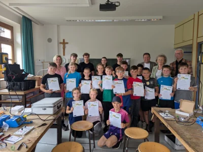 Kinder tüfteln an Technik