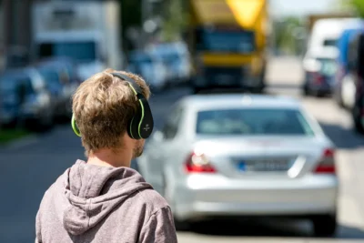 Ohren auf im Straßenverkehr! (Bild vergrößern)