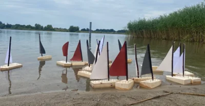 Am Strand der Kieskuhle stachen die Holzsegelboote der 4b probeweise in See. (Foto: Maria Föste)