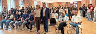 Hießen zum Azubitag willkommen: Lehrerin Johanna Biser und Bürgermeister Josef Hasenöhrl. Sie waren erfreut, dass sich wieder Firmen bereit erklärten, Jobs vorzustellen. − Fotos: Wiedenbein