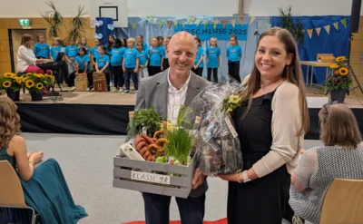 Stefan Danzer und Kiara Baierer werden vom Elternbeirat geehrt