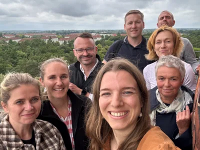 Trafen sich auf dem künftigen Laga-Gelände zum Ideenaustausch (Von links unten im Uhrzeigersinn): Christin Laabs (Hauptsachbearbeiterin Abfallwirtschaft beim Landkreis Prignitz), Anna-Luise Schmidt (Landesamt für Umwelt, zuständig für die Aktion "Offene Gärten" und "Natur im Garten"), Ernst Volkhardt (Geschäftsführer Landesgartenschau 2027 Wittenberge gGmbH), Pressestelle Büro des Landrates i. A. Bernd Atzenroth Telefon: 03876 713 226 Telefax: 03876 713 291 www.landkreis-prignitz.de pressestelle@lkprignitz.de Adrean Beckmann (Sachbereichsleiter Wirtschaft und Infrastruktur beim Landkreis Prignitz), Dr. Stefan Abel (Landesamt für Umwelt, Sachbearbeiter Abteilung Technischer Umweltschutz), Dr. Francisca Hochbaum (Landesamt für Umwelt, Referatsleiterin Referat T 16 Abfallwirtschaft), Martina Dittmann (Ministerium für Land- und Ernährungswirtschaft, Umwelt und Verbraucherschutz,Sachbereich Öffentlichkeitsarbeit) und Luisa Langenberg (Landesamt für Umwelt, Sachbereich Öffentlichkeitsarbeit. Foto: Luisa Langenberg / Landesamt für Umwelt, Sachbereich Öffentlichkeitsarbeit (Bild vergrößern)