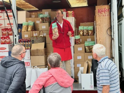 Mit lautstarken Rufen sind seit Donnerstagvormittag die Marktschreier  in der Wittenberger Bahnstraße zu Gast I Foto: Martin Ferch (Bild vergrößern)