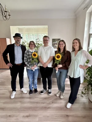 Bürgermeister Heiko Richter mit den Verwaltungsfachangestellten Svenja Schleheider, Julian Wenzke und Anna-Lena Reetsch sowie Ausbildungsleiterin Lena Brown
