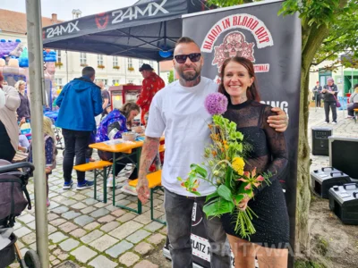 Anne Vietz und ihr Geschäftspartner Cuneyt Neuschäfer begrüßten am Donnerstagnachmittag viele Gäste auf dem Pritzwalker Marktplatz. Foto: Stadt Pritzwalk (Bild vergr&ouml;&szlig;ern)
