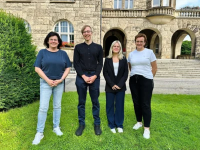 Ausbildungsleiterin Claudia Kraft (I) und stellvertretende Bürgermeisterin Constanze Stehr begrüßten Laura Berger und Knut Otto Preul I Foto: Martin Ferch (Bild vergrößern)