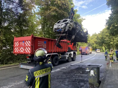 Meldung: Brand eines PKW mit Hybridantrieb