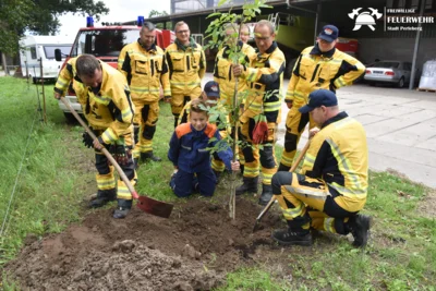 Foto zur Meldung: Baumpflanzchallenge 2025: die grüne Mission der Ortsfeuerwehr Quitzow