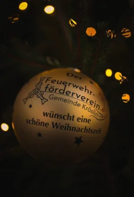 1. Traditionelle Tannenbaumschmücken (Bild vergr&ouml;&szlig;ern)