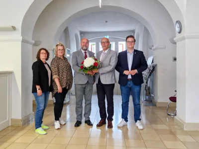 Gratulation für Jan Waldmann zur Benennung zum stellvertretenden Bürgermeister von Dr. Ronald Thiel, Susanne Sill, Christopher Nowak (r.) und Rilana Mißmann (l.).  Foto: Stadt Pritzwalk (Bild vergr&ouml;&szlig;ern)