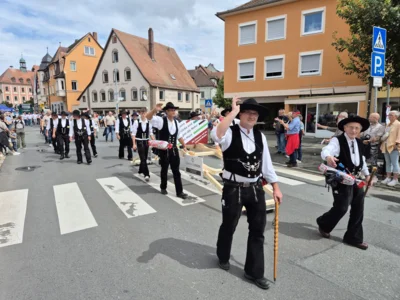Meldung: Kreishandwerkerschaft und Innungen nehmen an Festzug teil
