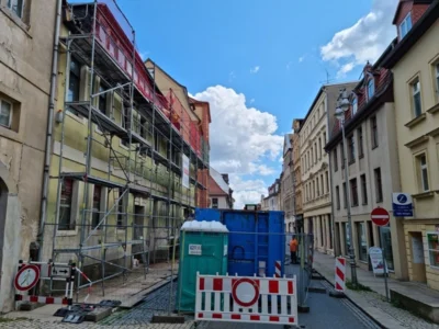 In Auftrag der Stadt wird der Dachstuhl des maroden Gebäudes abgetragen.