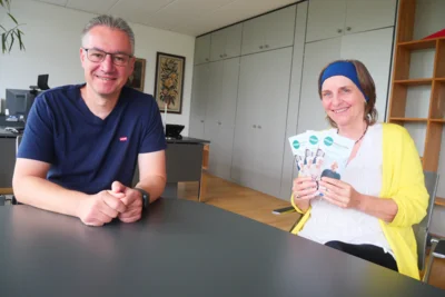 Bildunterzeile: Sprachen über das Stammtisch-Projekt: Landrat Frank John und Magdalena Baspinar-Görlinger. Foto: Sandra Brettar