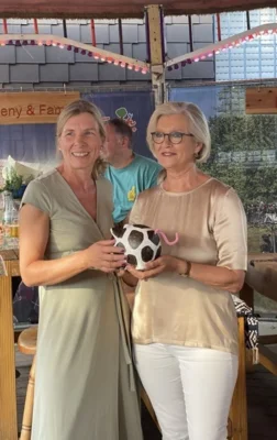 Fußballfans mit Herz (Bild vergr&ouml;&szlig;ern)