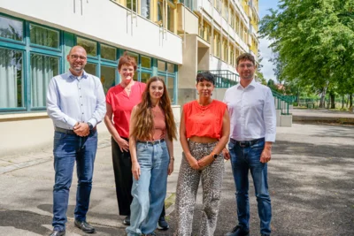 Vor dem Schulgebäude (von links): Fachbereichsleiter Torsten Weiß, Fachdienstleiterin Brita Müller-Weiske, die stellvertretende Schulleiterin Jasmin Heinisch, Schulleiterin Juliane Baudach-Kahnt und Oberbürgermeister André Neumann.