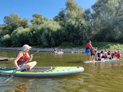 Teamgeist - wieviele schaffen es gemeinsam auf einem SUP zu stehen (Bild vergr&ouml;&szlig;ern)