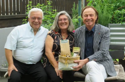 von links: Rosario und Gerlinde Caravetta mit Erstem Bürgermeister Bernhard Uhl / Fotograf: Markt Zusmarshausen (Bild vergr&ouml;&szlig;ern)