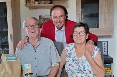 von links: Klaus-Dieter Schilke, Bürgermeister Bernhard Uhl, Eveline Schilke / Fotograf: Markt Zusmarshausen (Bild vergr&ouml;&szlig;ern)