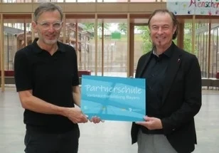 von links: Schulleiter Jürgen Seipt-Wunderwald und Bürgermeister Bernhard Uhl / Fotograf: Markt Zusmarshausen (Bild vergr&ouml;&szlig;ern)