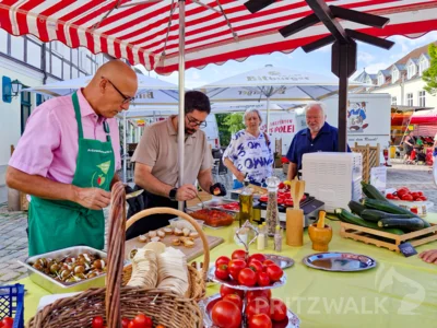 Beim PriMa-Treff Tomatenmarkt gab es etwas zum Gucken und Kosten. Bürgermeister Dr. Ronald Thiel in seiner Funktion als Vorsitzender des Tourismusvereins Pritzwalk und Umgebung e.V. bereitete Bruscetta zusammen mit Esteve Rodriguez vom La Maison Pritzwalk zu. Foto: Stadt Pritzwalk (Bild vergr&ouml;&szlig;ern)