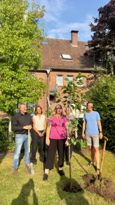 Mitglieder der Kirchenrat beim Planzen der Süßkirsche (Bild vergr&ouml;&szlig;ern)