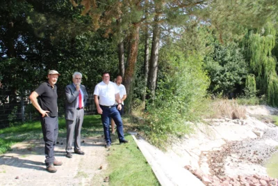 Umweltminister Prof. Willingmann (2.v.li.) besuchte drei Teichprojekte auf dem Gebiet der Stadt Querfurt. Darunter auch den Ententeich im Thalgarten.