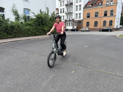Nahmobilitätskoordinatorin Carolin Röhrig-Dietrich mit dem E-Bike auf dem Weg zur Arbeit (Bild vergr&ouml;&szlig;ern)