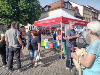 Foto zur Meldung: Senftenberg bleibt bunt – Starkes Zeichen für Demokratie auf dem Altmarkt