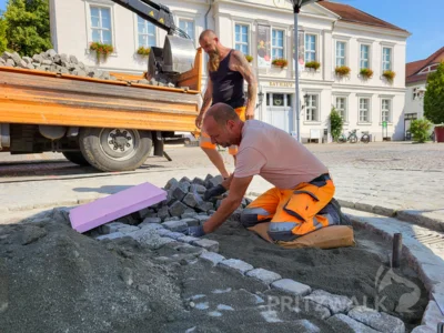 Die Mitarbeiter des städtischen Bauhofes pflasterten am Donnerstag die Fläche, auf der der Brunnenfindling stand.  Foto: Stadt Pritzwalk (Bild vergr&ouml;&szlig;ern)