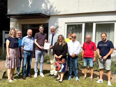 Landrat Torsten Warnecke und Bürgermeister Timo Lübeck (beide mittig) freuen sich mit Vertreterinnen und Vertretern aus Landtag, Gemeindevertretung, Ortsbeirat und Verwaltung über die Förderung aus EU- und Landesmitteln. (Bild vergr&ouml;&szlig;ern)