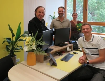 Von links: Bürgermeister Bernhard Uhl, Marktbaumeister Peter Finkenzeller und Finanz-Sachgebietsleiterin Margit Holland mit Geschäftsstellenleiter Jonas Watzal (sitzend) in einem der drei neuen Büros in Ebene 2. / Fotograf: Markt Zusmarshausen (Bild vergr&ouml;&szlig;ern)