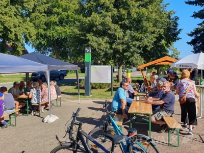 In gemütlicher Runde feierten die Buchholzer am neuen Rastplatz mit „Fahrradoase“ und Wegweiser. Foto: Stefan Fuchs (Bild vergr&ouml;&szlig;ern)