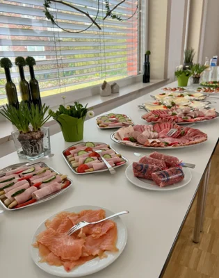 Speisen des Gemeindefrühstücks (Bild vergr&ouml;&szlig;ern)