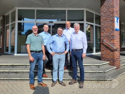 Freuen sich schon auf die geplante Praxis (v.l.) : Jan Müller von der KVBB, Bankvorstand Ingo Schlender, Praxisgründer Dr. Christian Wuthe, Bürgermeister Dr. Ronald Thiel und KVBB-Regionalbeirat Hagen Frahm. Foto: Stadt Pritzwalk (Bild vergr&ouml;&szlig;ern)