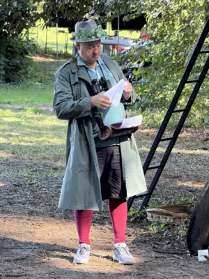 Bürgermeister der Gemeinde Temnitzquell beim Spicken während seines Auftrittes beim Netzebander Theatersommer (Bild vergr&ouml;&szlig;ern)