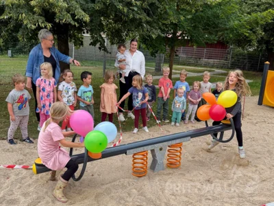 Über die neue Wippe freuen sich vor allem die Kinder in der Falkenhagener Kita Storchennest. Foto: Stadt Pritzwalk (Bild vergr&ouml;&szlig;ern)