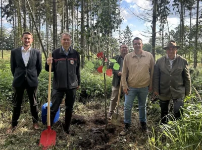 Enno Rosenthal, Amtsdirektor Thomas Kresse, Steffen Nowak, Herr Karolszik und Dr. Carsten Leßner (v.r.n.l.) nach erfolgreicher Pflanzung eines Apfelbaumes im Wald bei Frankendorf (Bild vergrößern)