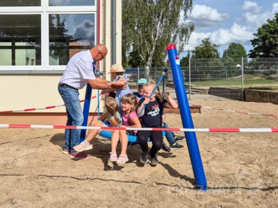 Mal sehen, wie viele Kinder auf die neue Nestschaukel passen: Bürgermeister Dr. Ronald Thiel passt auf, dass keiner herunterfällt. Foto: Stadt Pritzwalk (Bild vergr&ouml;&szlig;ern)