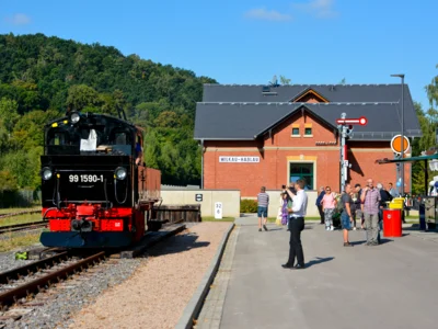 Die Lok 99 1590-1 der Preßnitztalbahn stand für das Veranstaltungswochenende auf dem Museumsgleis vor dem restaurierten Alten Bahnhof. © Stadtverwaltung (Bild vergr&ouml;&szlig;ern)