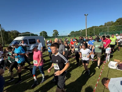 Läufer beim Start zum Temnitzer-Heide-Lauf auf dem Sportplatz in Rägelin (Bild vergrößern)