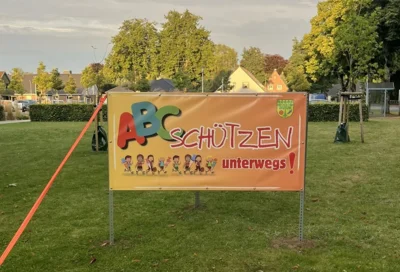 ABC-Schützen unterwegs – Banner im Dorf