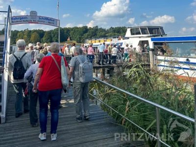 Mehr als 70 Seniorinnen und Senioren der Stadt Pritzwalk und ihrer Ortsteile nahmen am Dienstag am Ausflug mit Seefahrt nach Rheinsberg teil. Foto: Stadt Pritzwalk (Bild vergr&ouml;&szlig;ern)