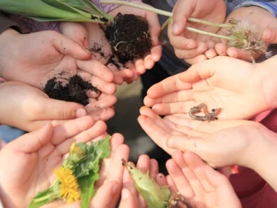 Unser Jahresthema 2025/26: "Mit allen Sinnen durch die Natur – unsere Umwelt entdecken und schützen" (Bild vergr&ouml;&szlig;ern)