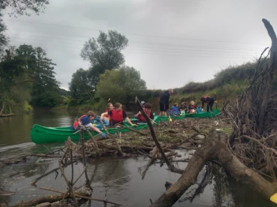 Foto zur Meldung: Kanu-Clean-Up auf der Blies: „Junge Biosphäre“ sammelt gemeinsam mit Jugendlichen Müll auf dem Wasser