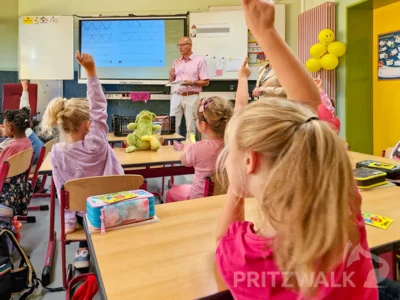 Die Erstklässler der Pritzwalker Herbert-Quandt-Schule bekamen als erste ihre Räuber-Heine-Klemens-Bücher. Foto: Stadt Pritzwalk (Bild vergr&ouml;&szlig;ern)
