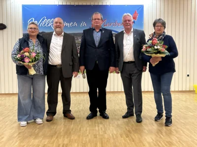 Matthias Koch und Thomas Schröder mit Ehefrauen und dem allgemeinen Vertreter des Bürgermeisters Klaus Rosenkranz. Foto: Mander