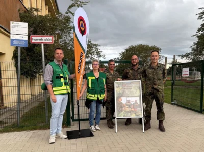 Amtsdirektor, Thomas Kresse und Fachamtsleiterin für Finanzen und den örtlichen Brandschutz, Kerstin Dames, gemeinsam mit Vertretern der Bundeswehr (Oberstleutnant Patrik Hoppe, Oberfeldwebel Andreas Röder und Oberstleutnant Jörg Briedigkeit v.r.n.l.) als Unterstützung am Katastrophenschutz-Leuchtturm "Grundschule am Mühlenweg" in Walsleben (Bild vergrößern)